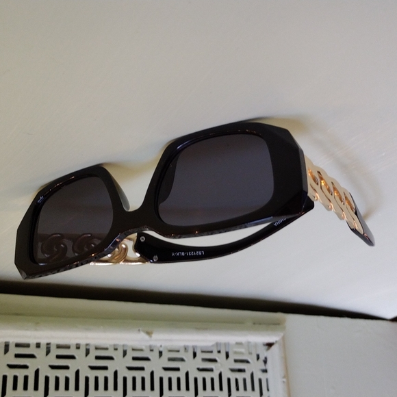 Women's gold chain ⛓️ link black frame sunglasses 🕶️ - Picture 4 of 12